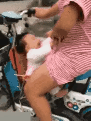 小屁孩寻衅滋事，不按套路出手，严重干扰妈妈行车，存在安全隐患。罚乳饮一次！