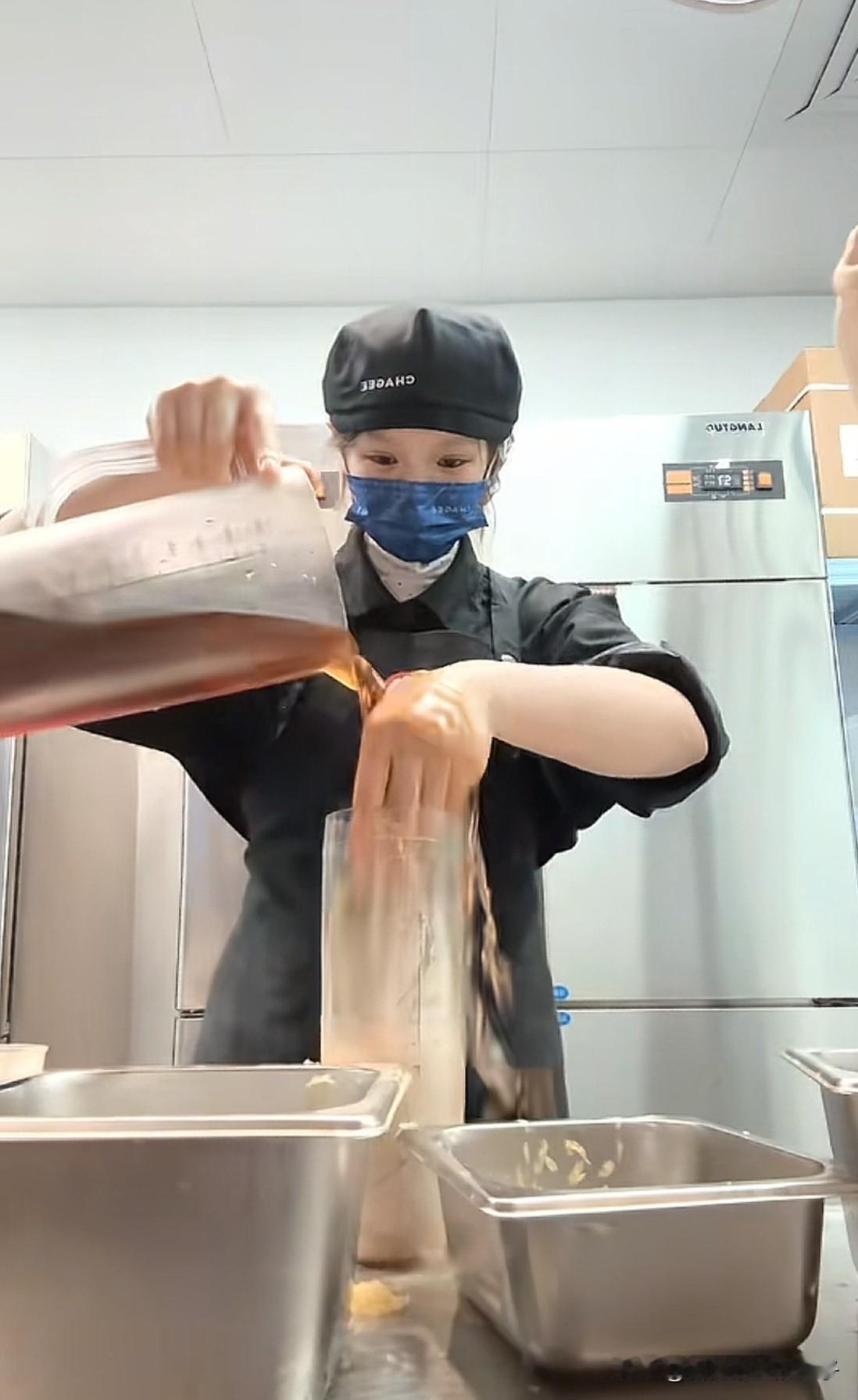 一觉醒来，霸王茶姬创始人的天塌了！

视频中小姐姐穿着霸王茶姬的工服，在制造奶茶