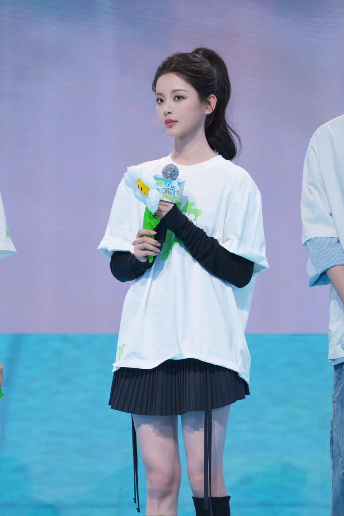 五一档《10间敢死队》杨超越路演直拍，说实话，比我想象中要稳。

 从选秀锦鲤到