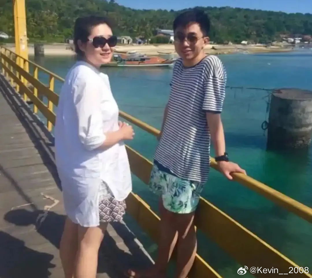泡泡玛特创始人王宁之所以能成为河南首富，离不开他妻子杨涛的助力。 王宁和妻子杨涛