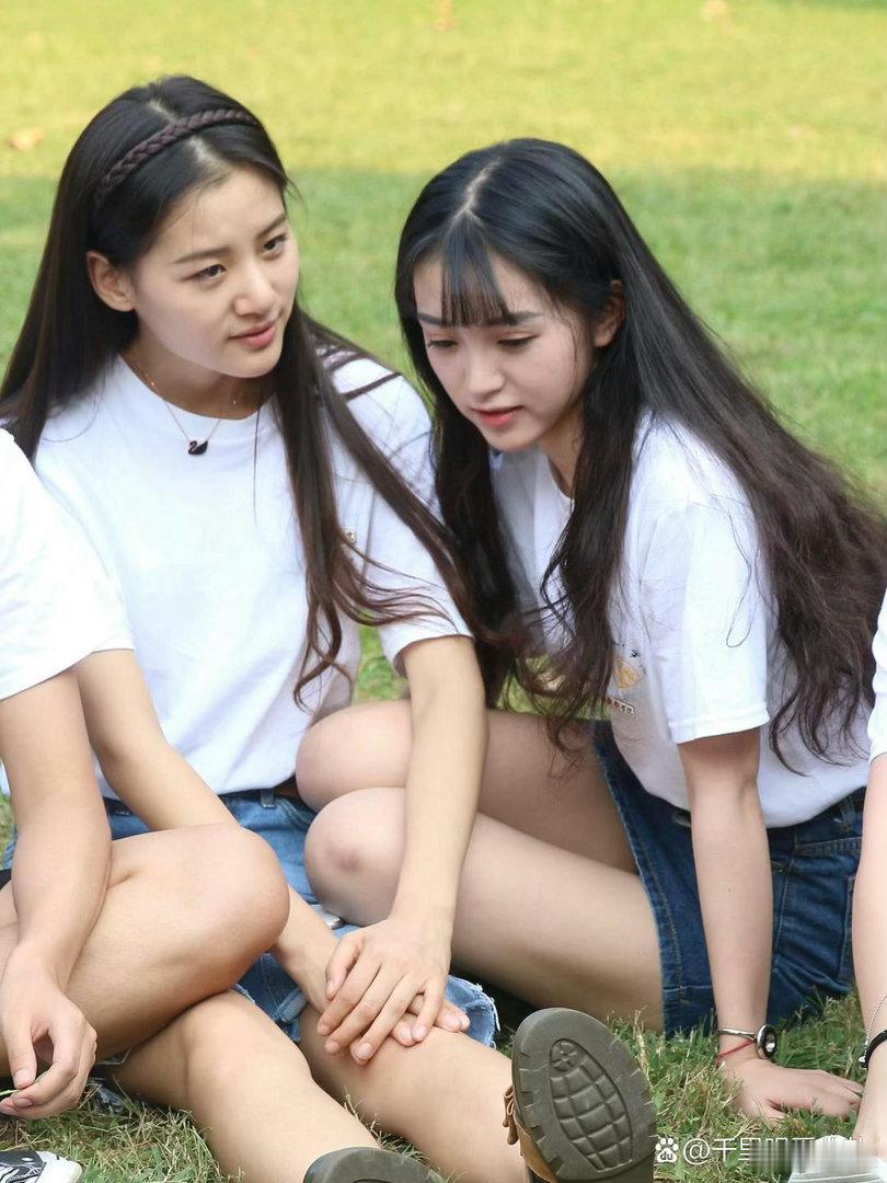 田曦薇学生时代和同学团建，满满的青春气息，那时候就已经很亮眼啦。 ​​​