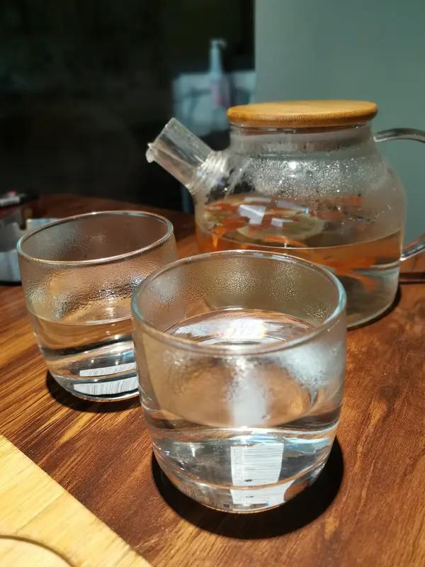 起床后先喝水还是先吃饭，好多人都纠结。其实这主要看个人习惯和身体状况。
先喝水能