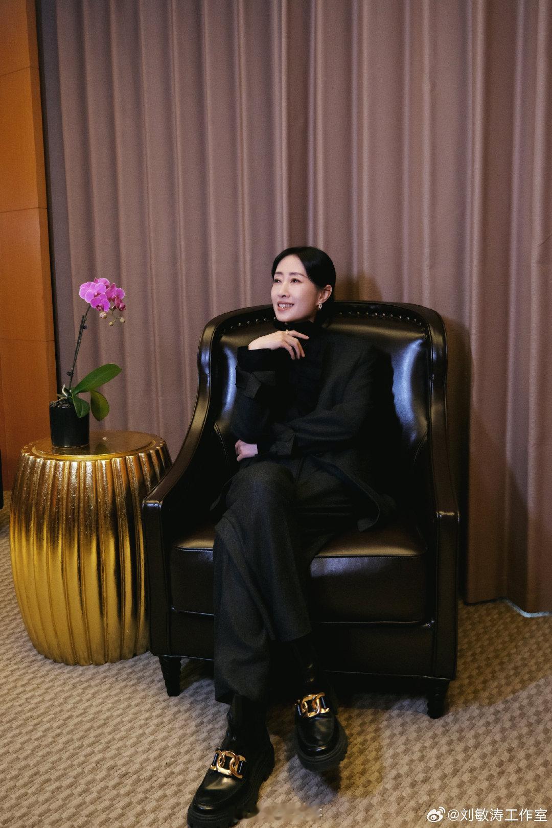 刘敏涛凭俗世奇人获文华表演奖 嘿呀！刘敏涛拿奖啦，比中彩票还让人开心！她在《俗世