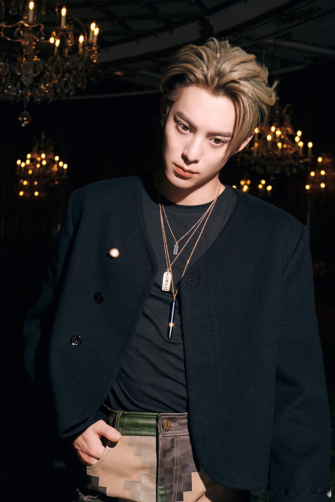 白鹿王鹤棣打拳击 笑不活了！白鹿王鹤棣打拳击像小学生打闹，熟人局的快乐太真实 