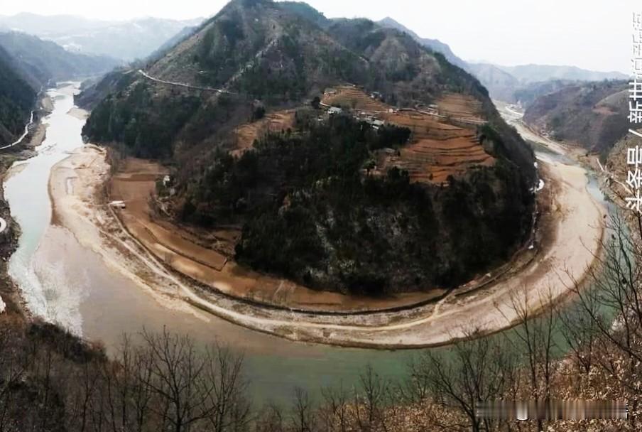 当年河爬底后窑村的原貌仍历历在目。2021年，卢氏至洛南高速开始修建，山下舅舅的