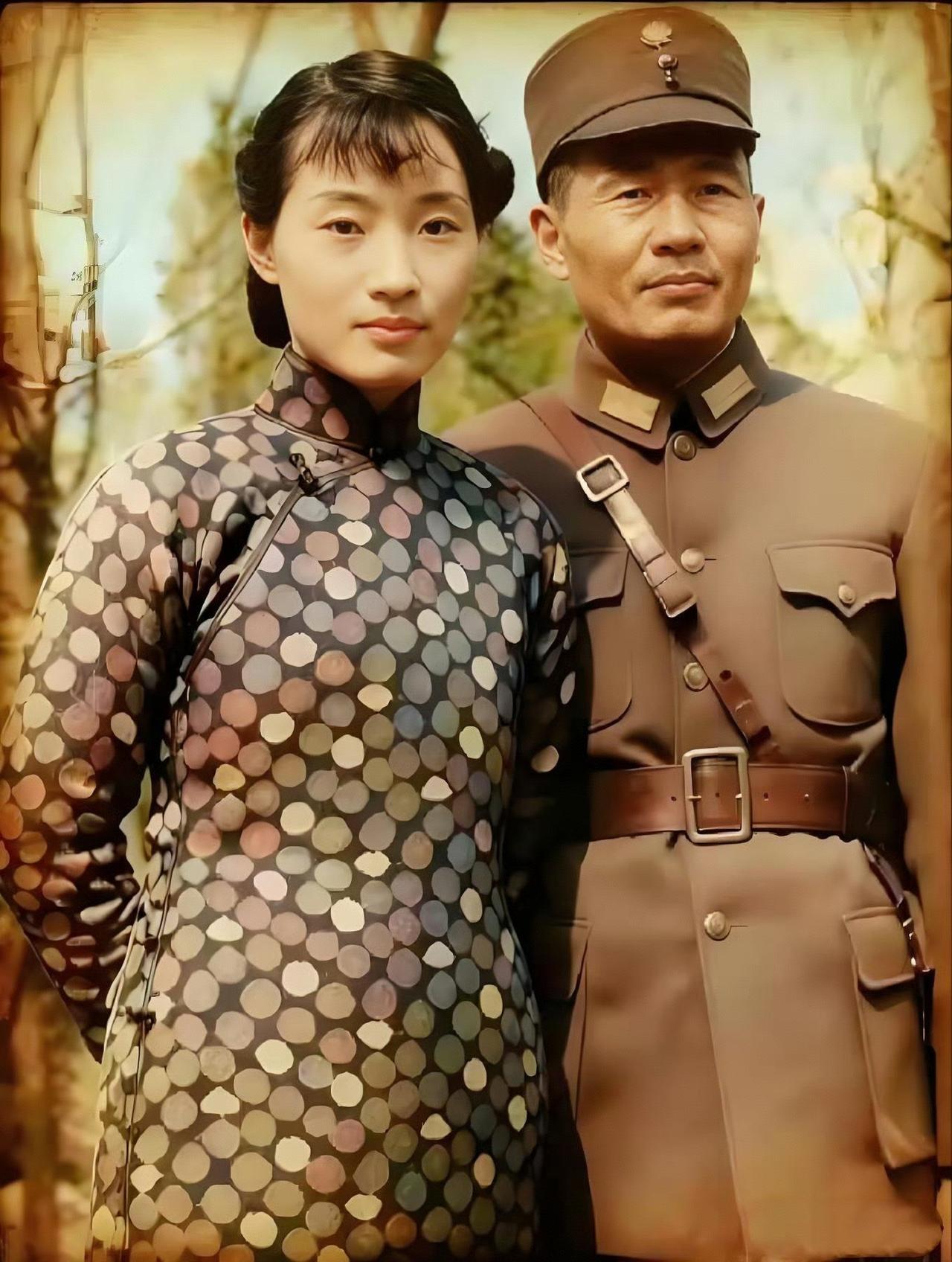 1943年，民国。大地主刘文彩的弟弟刘文辉和夫人的合影。