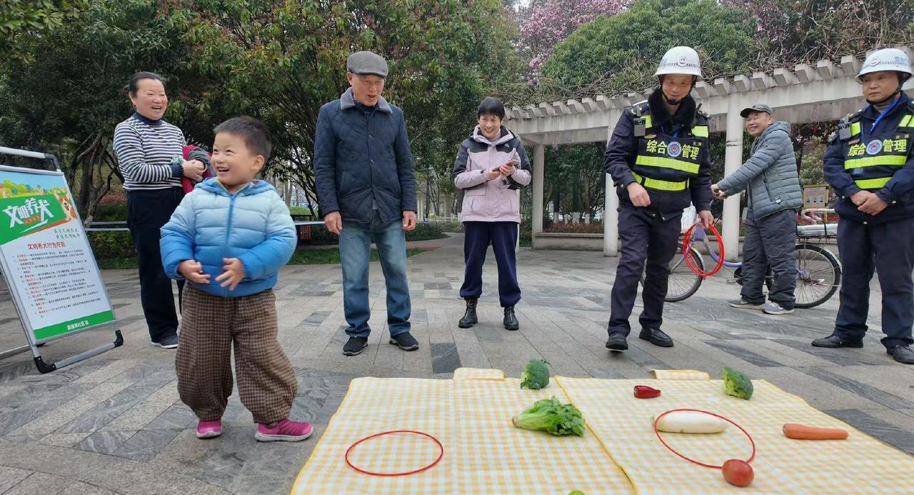 浙就很杭州文明养犬【问答“套”住文明，蔬菜“圈”出欢乐】近日，杭州市综合行政执法