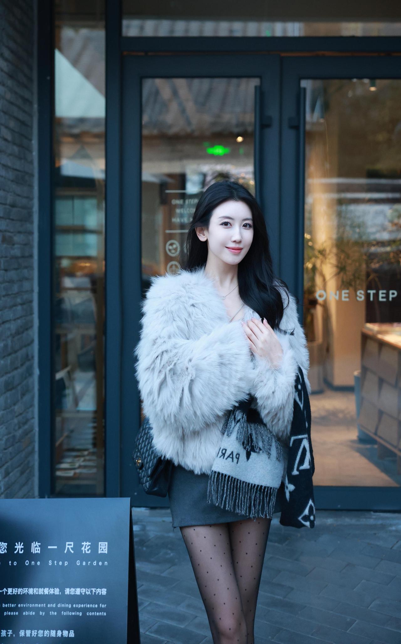 ✅上联：残枫覆老院砖阶，狐裘俏裹摩登态
🍑求下联……………………
 
《沁园春