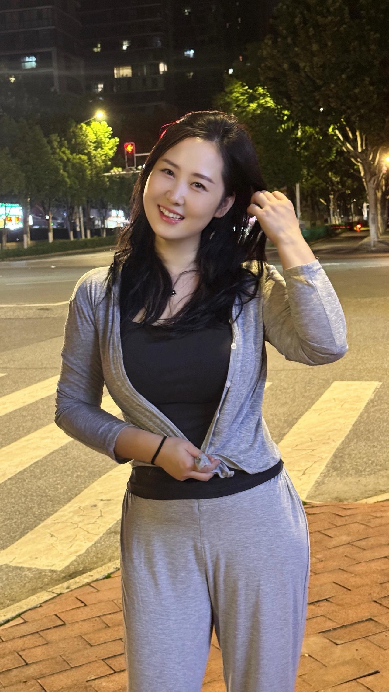 你养不起自己时，别人也不养你，因为你是负担。你养得起自己时，别人就愿意养你，因为