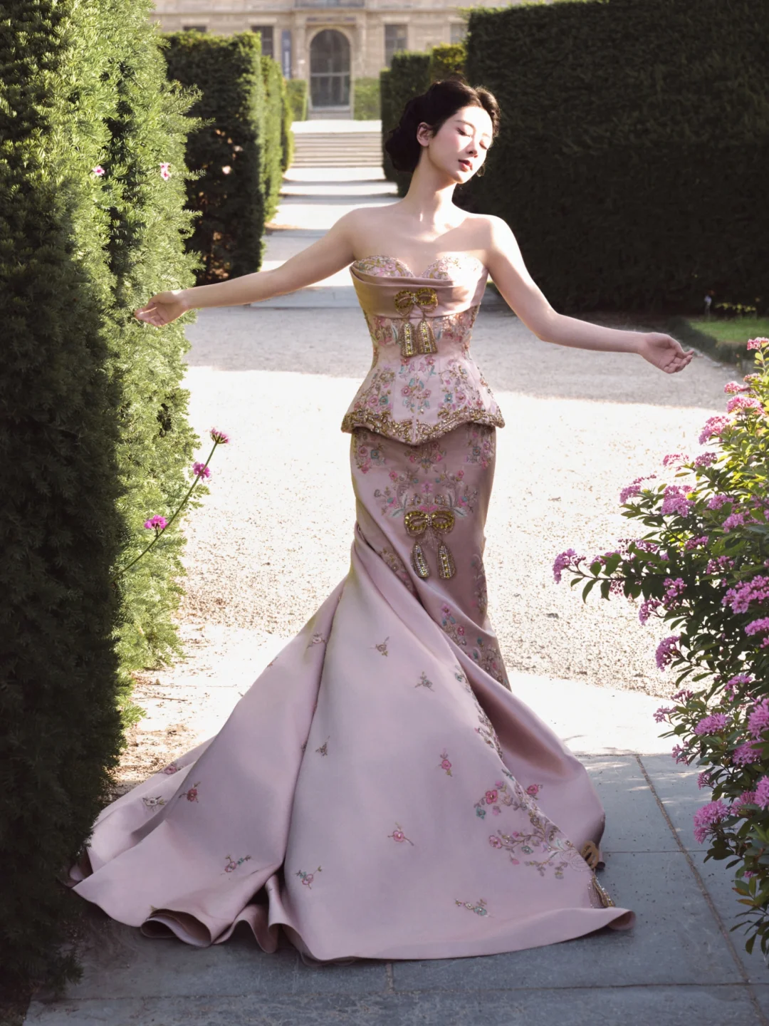 杨紫白玉兰奖红毯造型，油画里的东方美人！