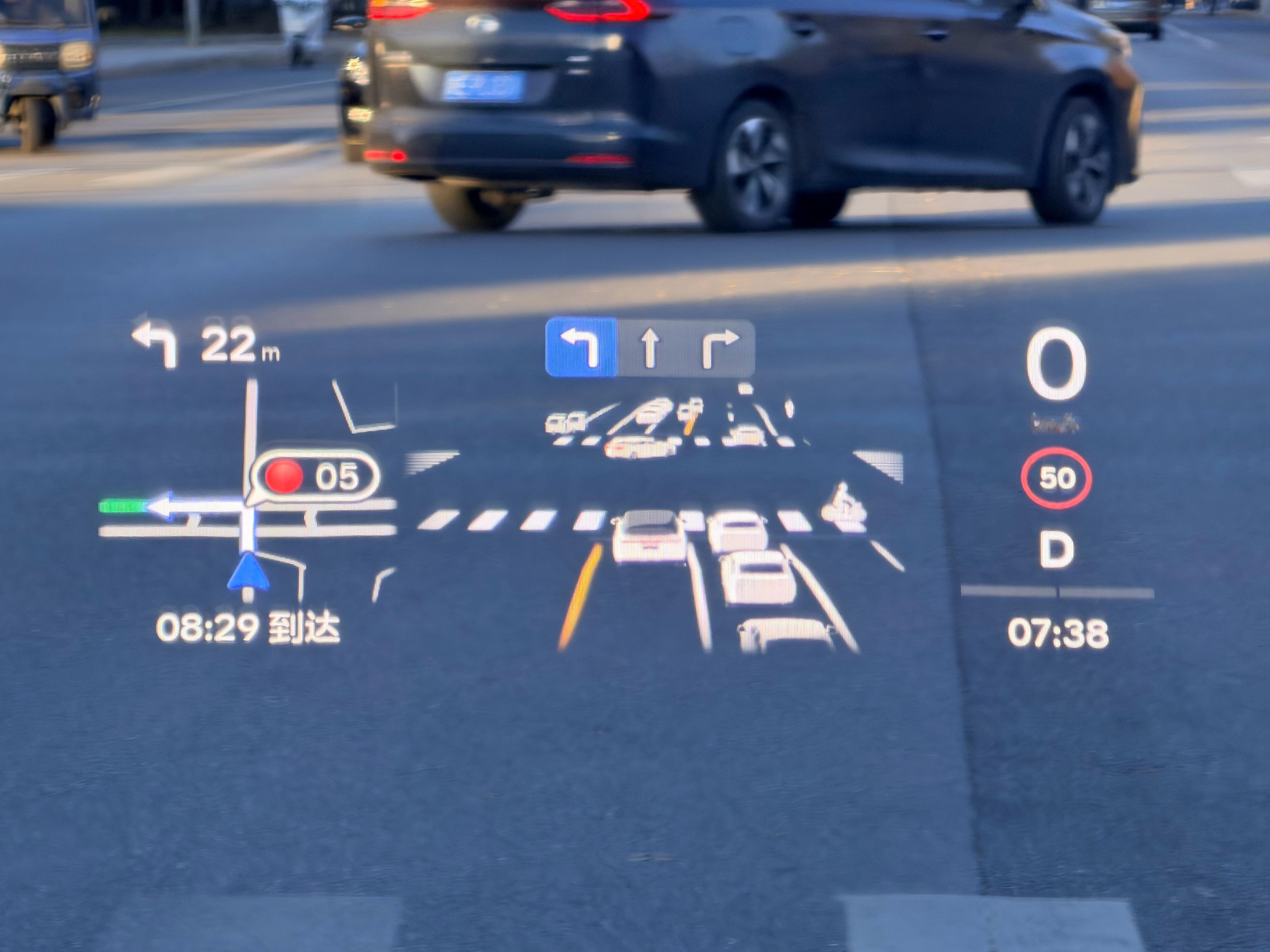 已经越来越多车的 HUD 开始和理想的 HUD 靠齐了，这是好的体验。