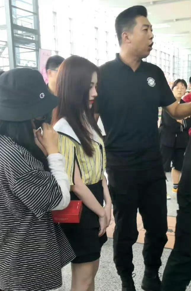 路人镜头下的鞠婧祎，这下明白鼻子为什么叫做“五官之王”了吧。 