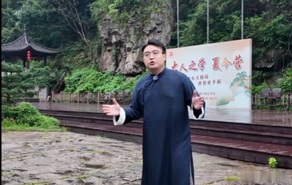 传销头目出狱办国学书院打孩子乍一看，打孩子，传销头目，出狱，都是消极负面信息，问