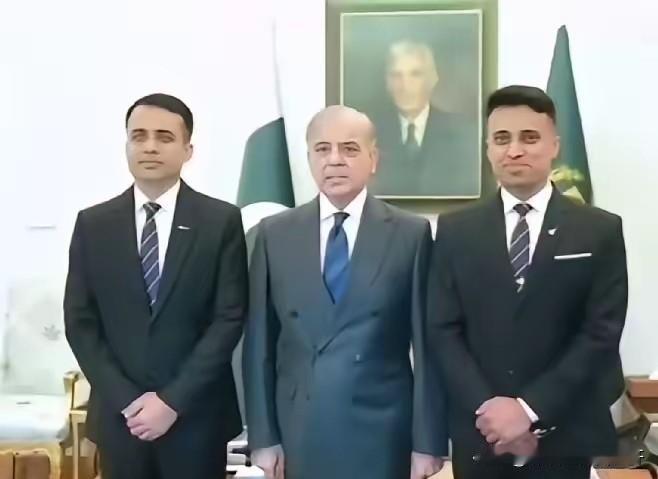 就这样定了调！
4月23日巴总理夏巴兹，
会见了两名将出征的准宇航员。
他说道：