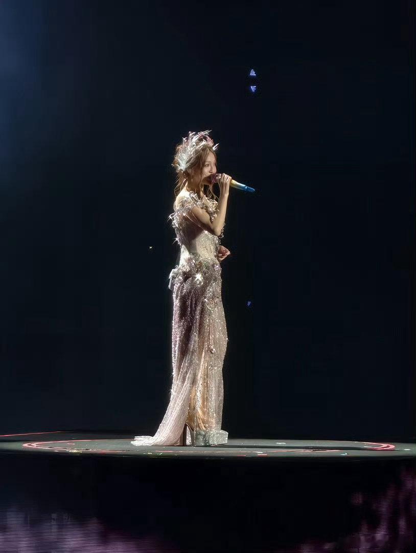 张韶涵演唱会一口气换了3套look 张韶涵一口气换了3套look谁懂啊！张韶涵在