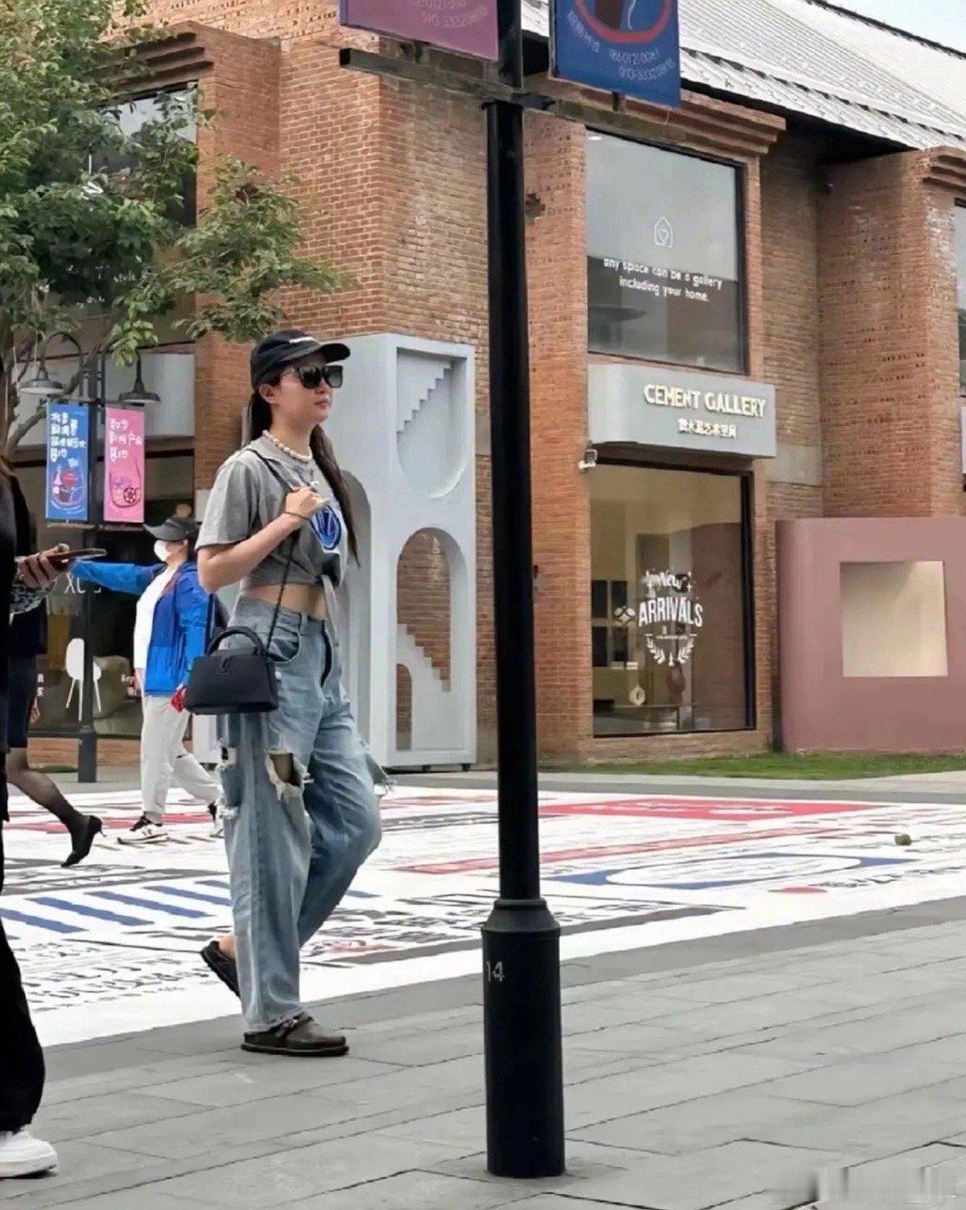 刘亦菲逛街生图 尽显苗条气质 ​​​