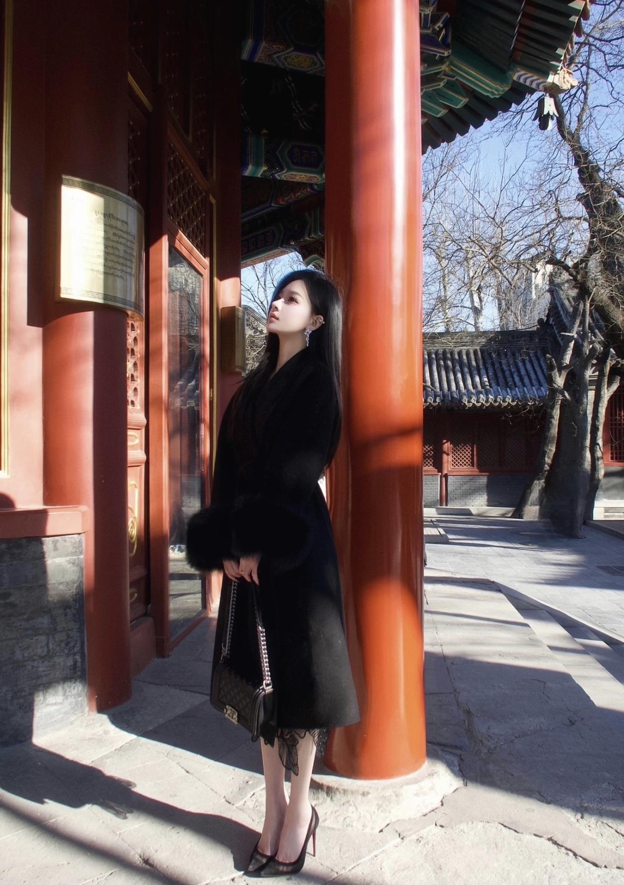 什么叫有韵味的女人有独特的气质，这种气质不是刻意装出来的，是从内而外散发的。