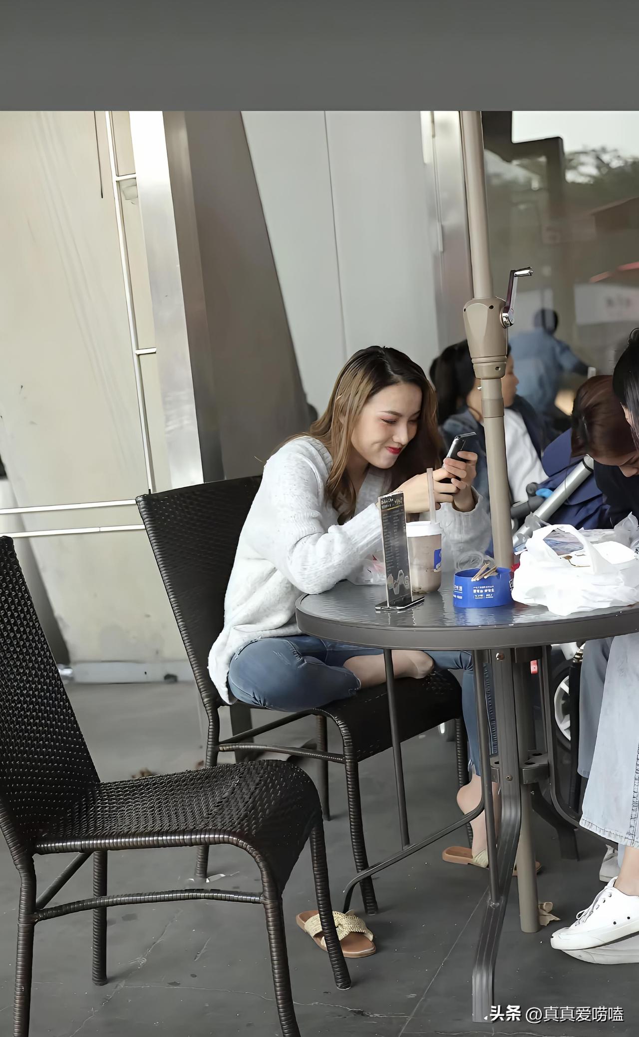 哪个地方还穿那么厚，不热吗？
