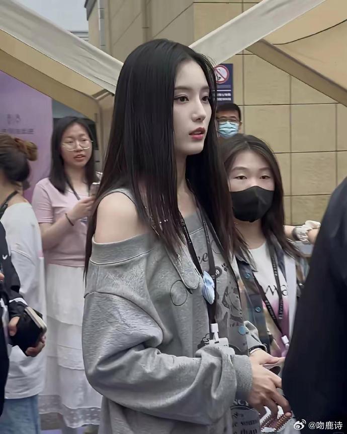 偶遇徐艺洋，那叫一个白到发光！个子高挑，模样超美，黄子韬可真是捡到宝啦 ​​​