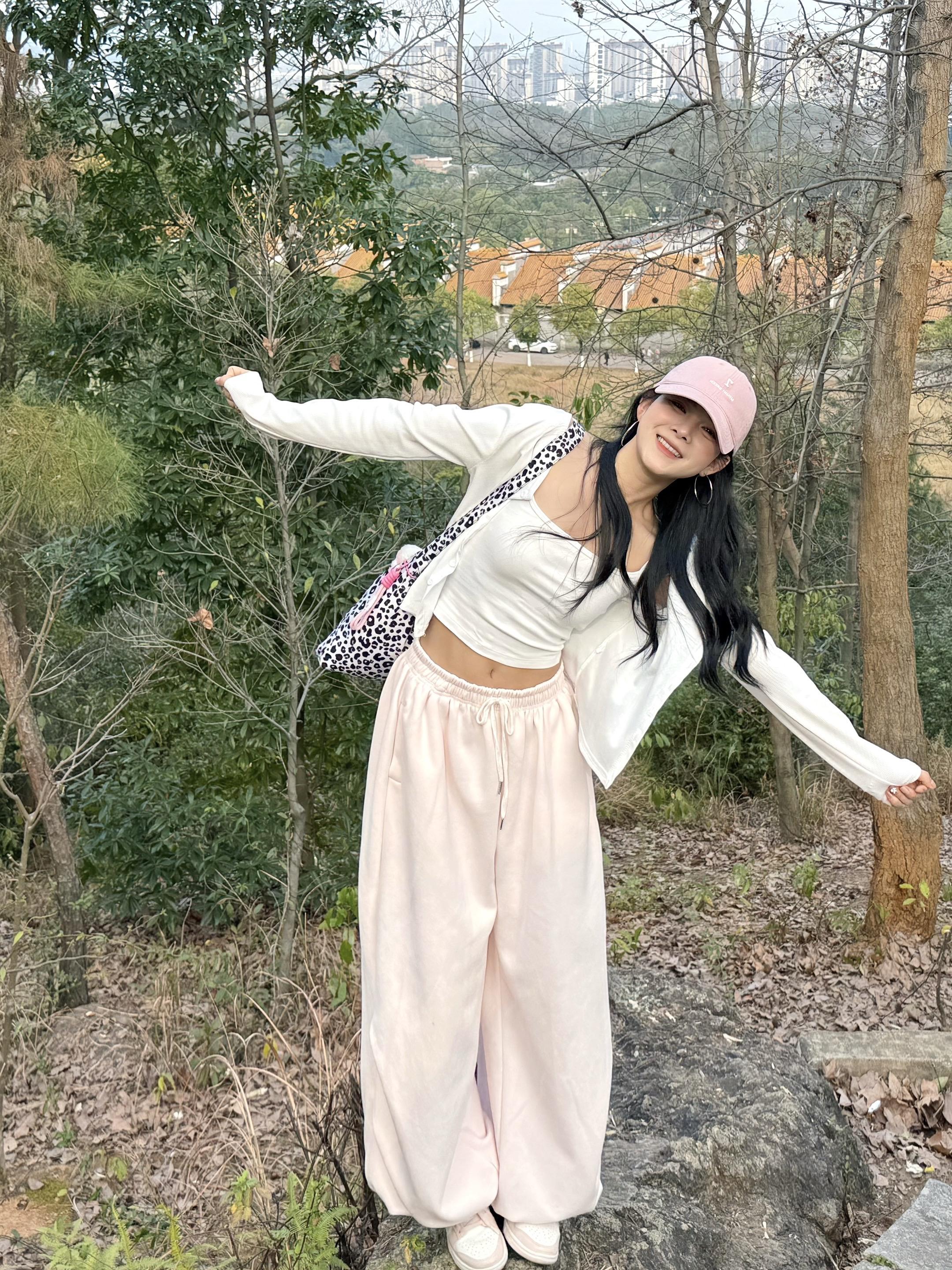 我时常在想 人与人之间或许根本就不应该有那么多交集 我习惯翻着相册里以...