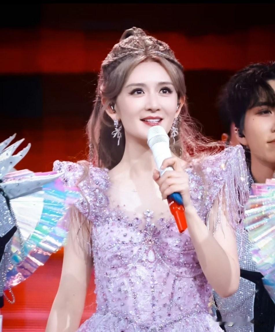 谢娜开演唱会被很多人反对，主要就是这3个原因。

第一，在浪姐舞台上宣传自己演唱