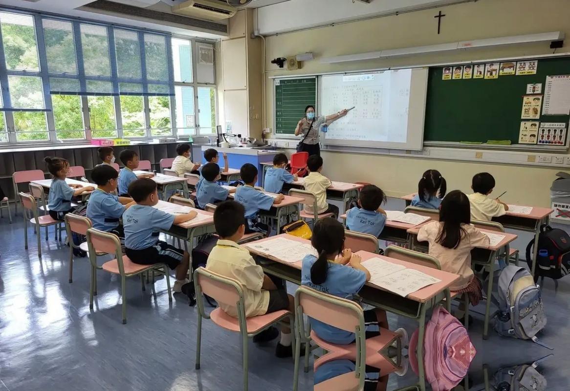刚开学没几天，直接给孩子办退学，然后举家搬到几千公里外的异国他乡，这事儿要是放在