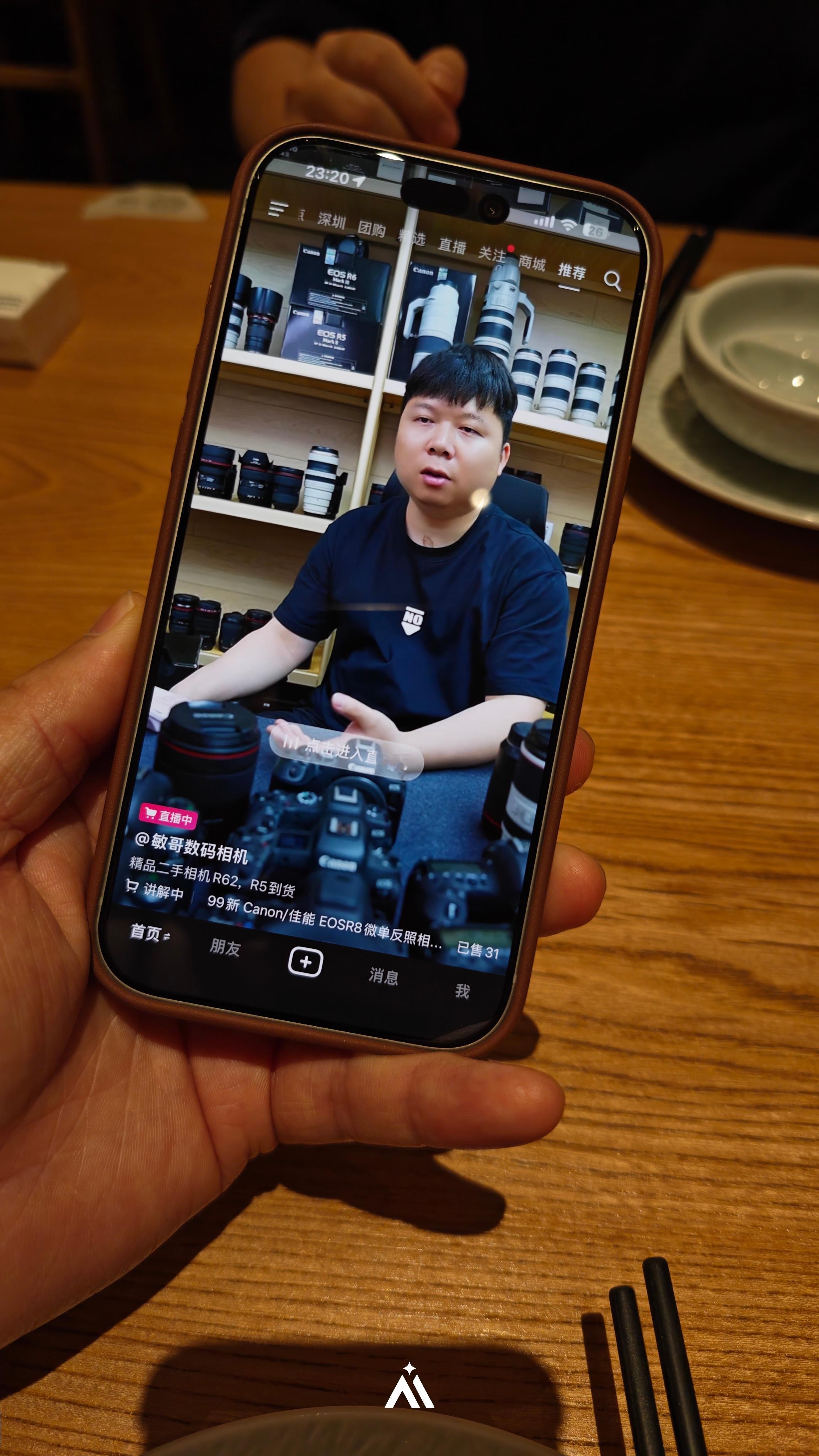 昨天刷到个博主，跟太像了真的，我差点以为是他半夜偷偷营业，今天特意把他喊出来对比