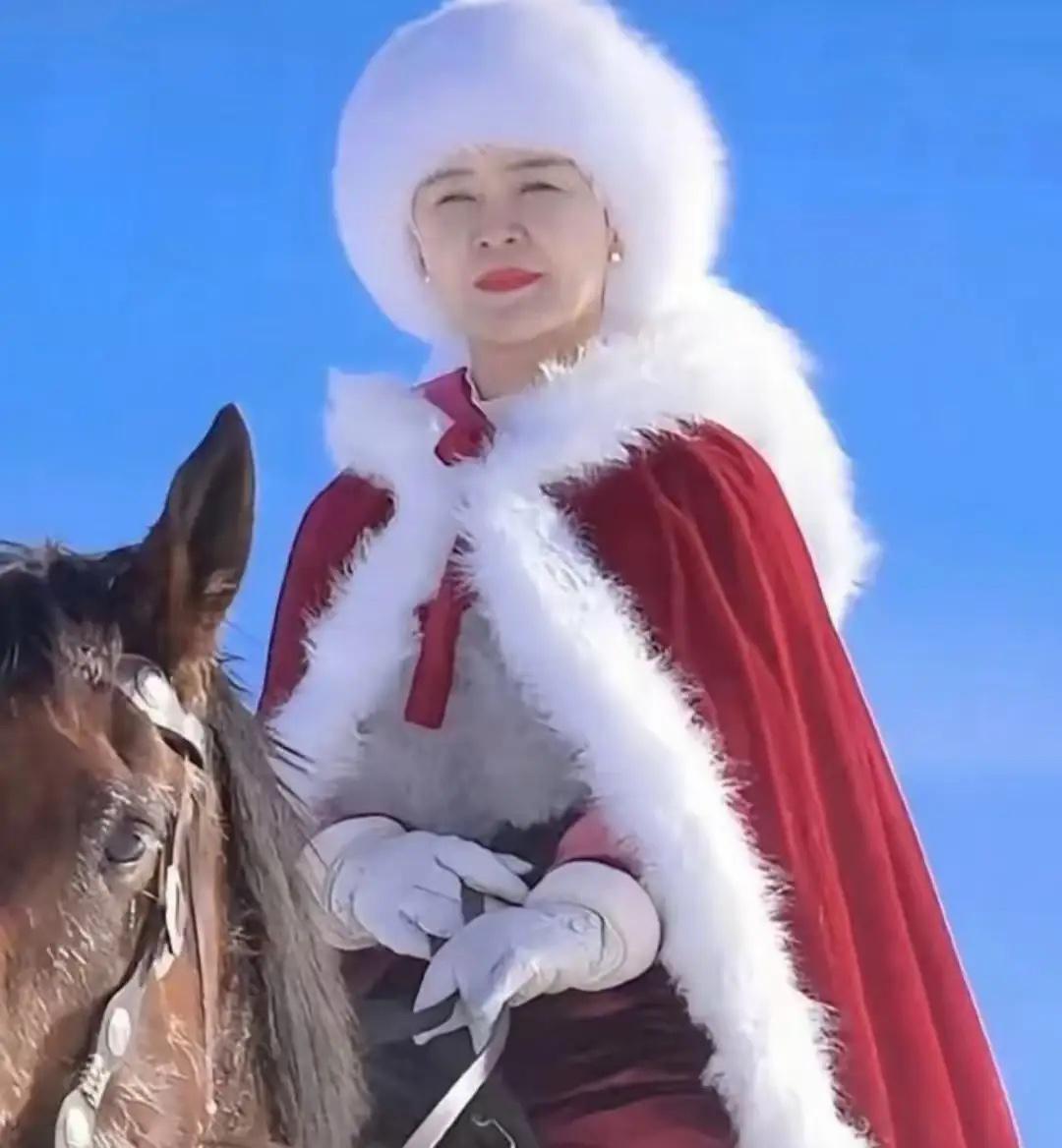 贺娇龙离开了我们
天地为之失色
她将葬在她父亲旁边，让人难受的就是自此孑然一身的