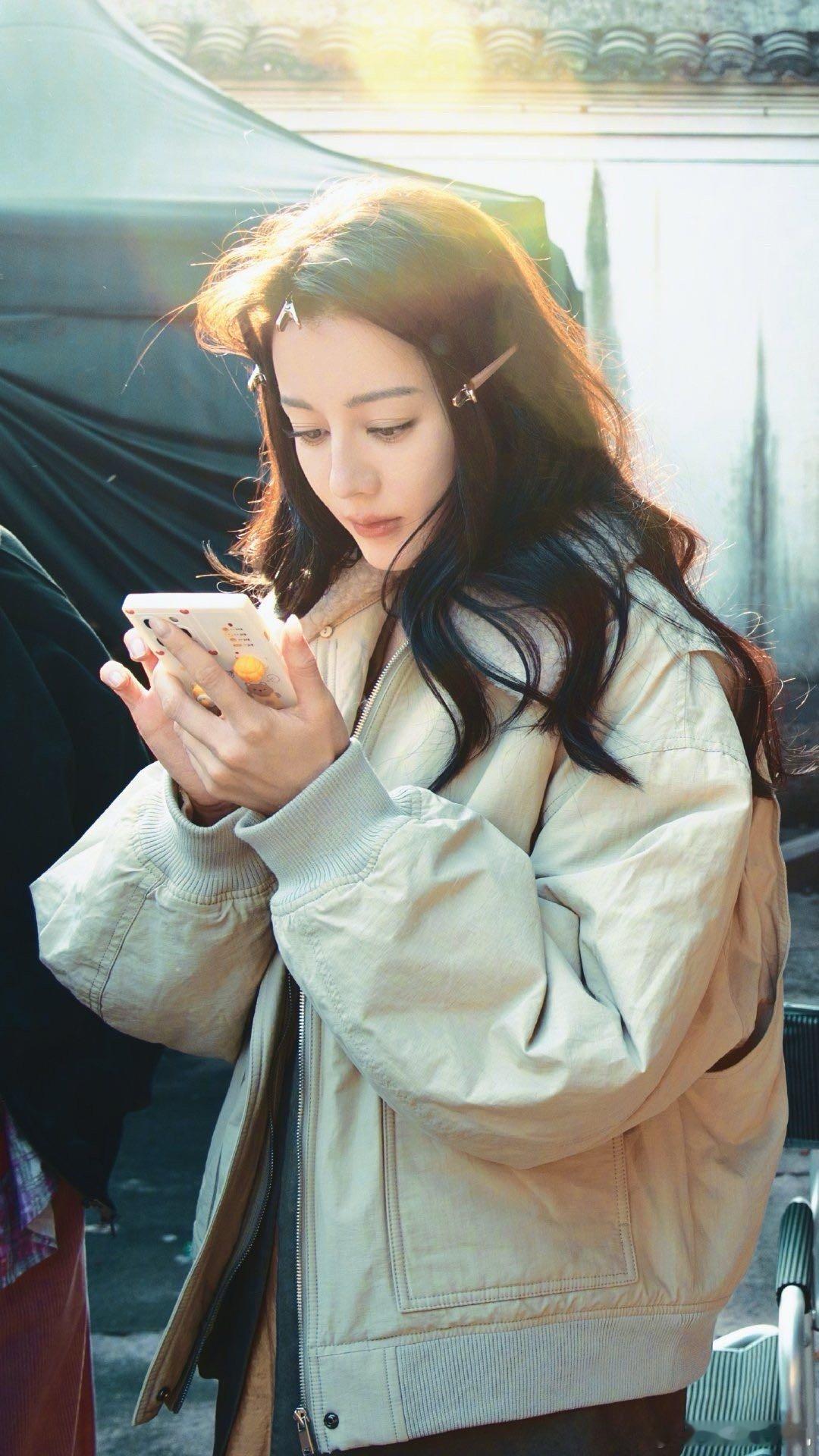 今天《枭起青壤》追剧团现场，迪丽热巴一进场，全场气氛瞬间被拉满。她的气场和颜值同