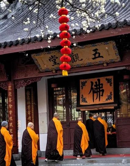 曾仕强老先生说，“不要去介入别人的因果。”
因为这是一本账，你出手了
就干预了其