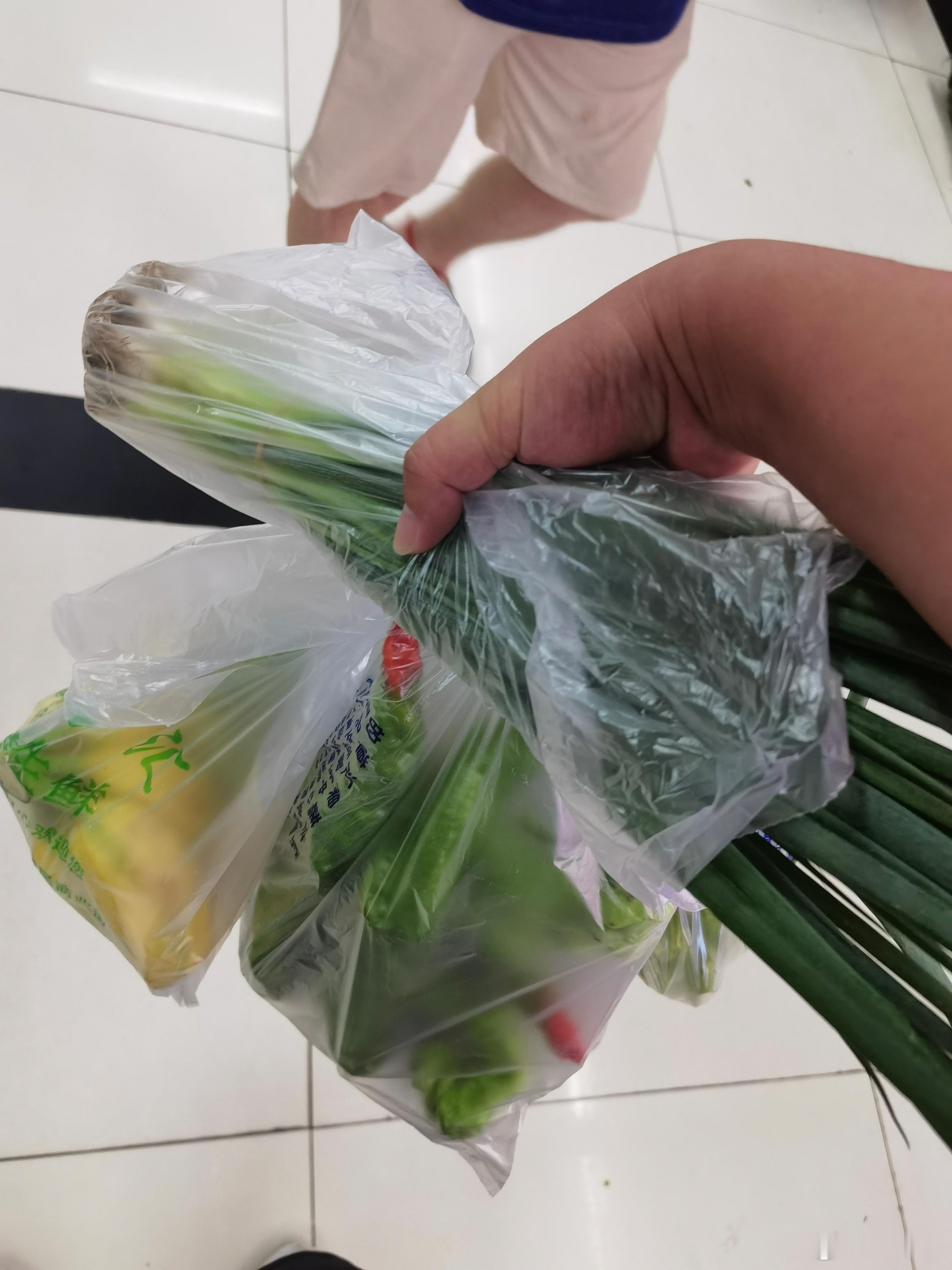 股市纵横，也得买菜做饭，也得和大爷大妈一起排队。此刻不应当在游艇喝点红酒么？[允
