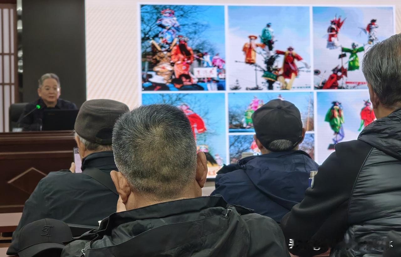 1月28日上午，辛国祎年味摄影讲座在安康老年大学五楼大厅举行，大厅里座无虚席，暖