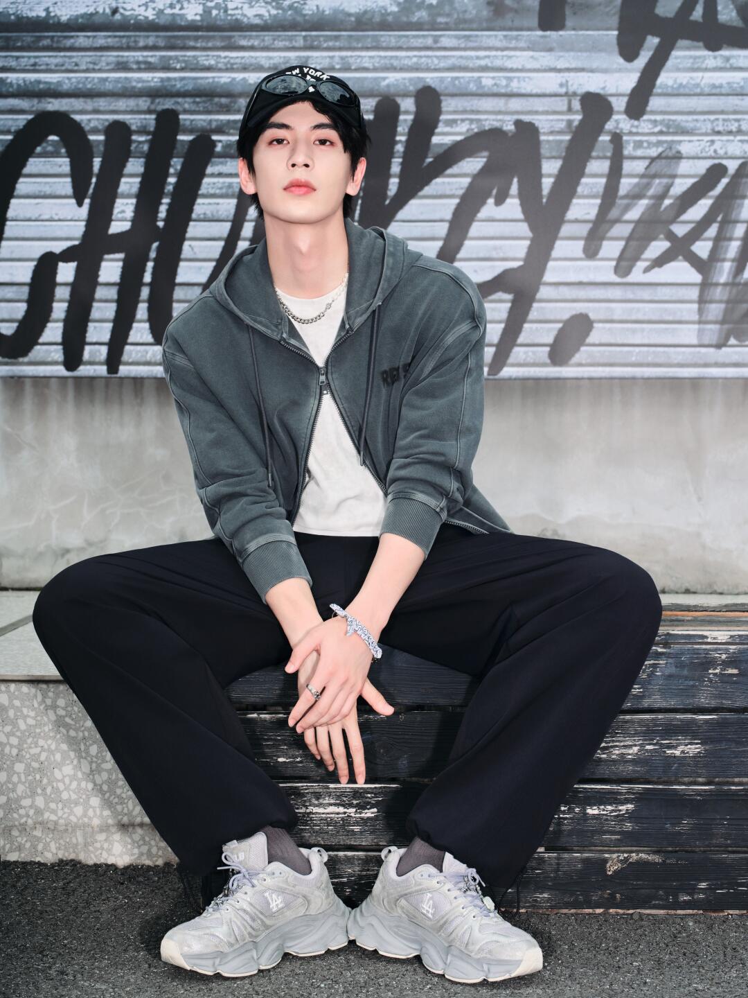 张凌赫 MLB造浪老爹蹬场街头