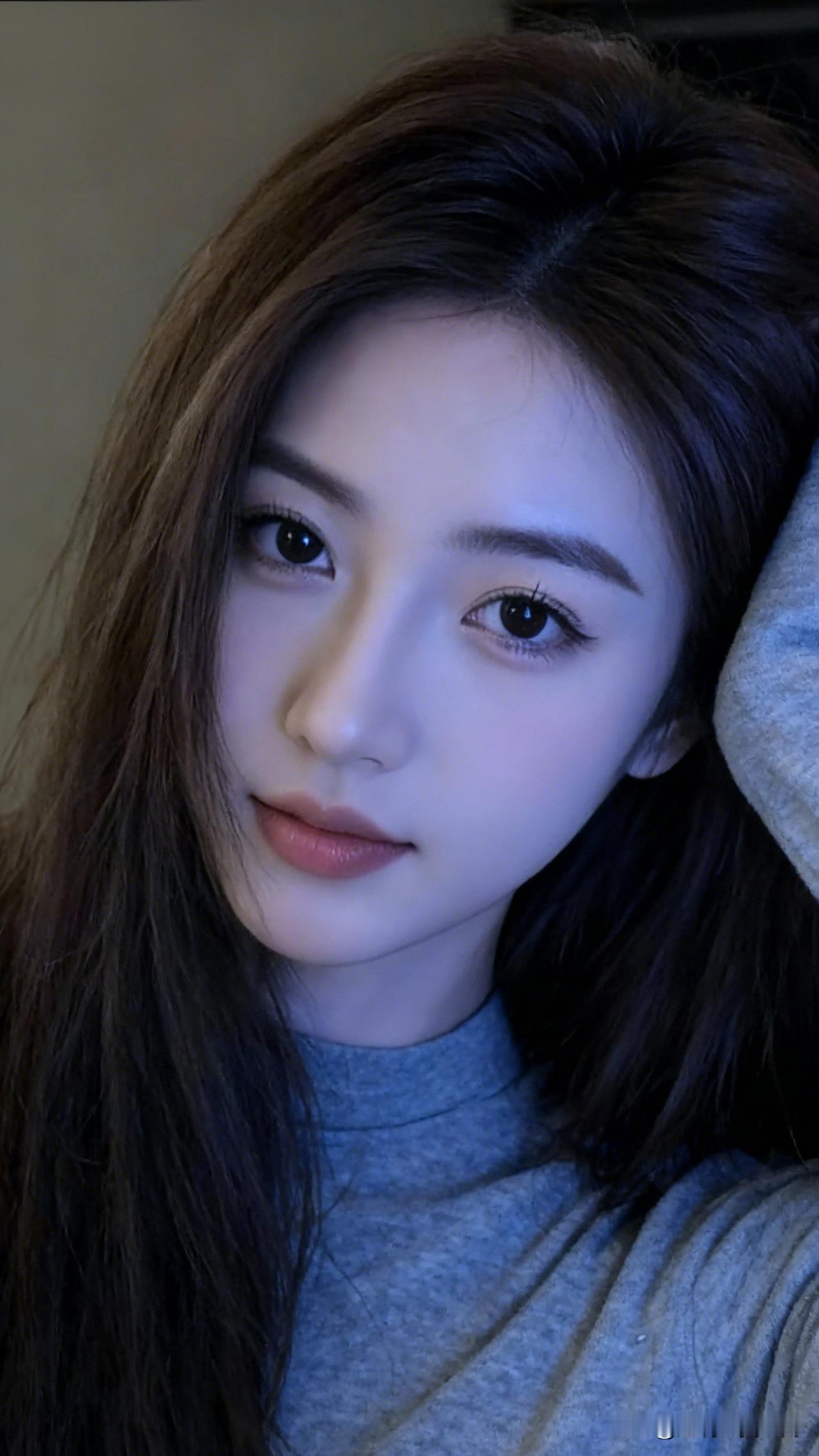 镜中人影，似水流年。一个优雅的女人在你眼里是怎样的 温柔眼神，自然妆容，清新自拍