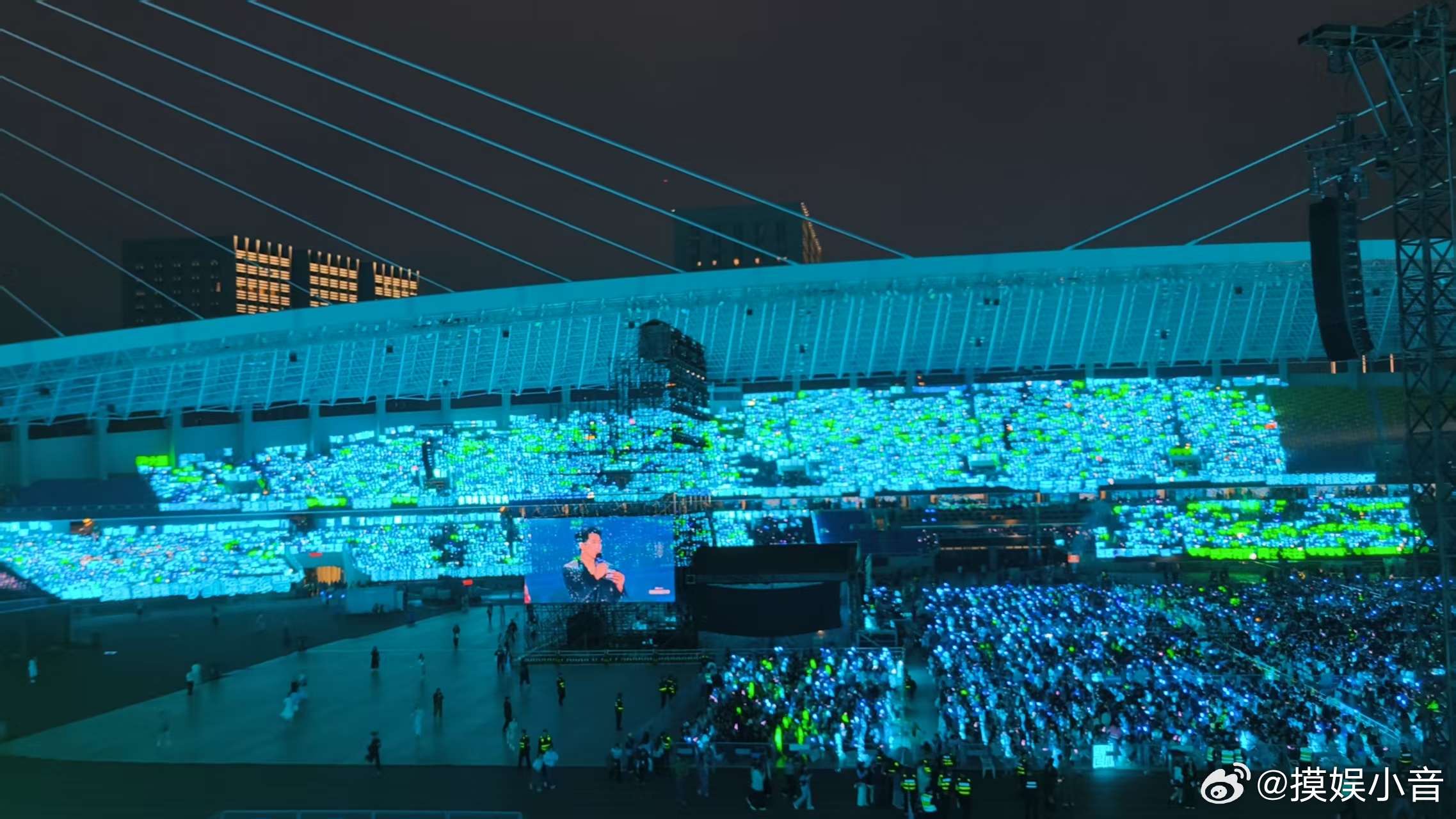 王俊凯蓝海 这一夜，超级巅峰之夜的场馆被蓝色浸透。小螃蟹用灯牌拼出的是坚守，是十
