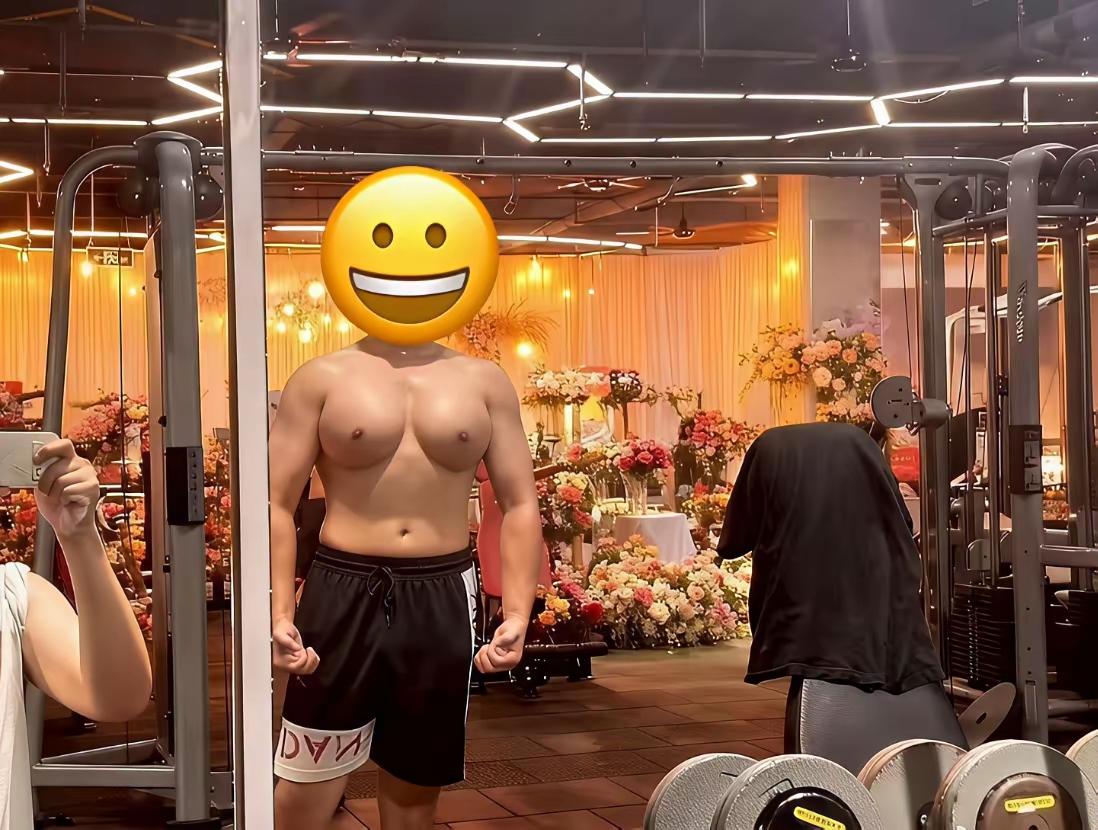 这胸肌，长得有点过份了吧！他应该是去韩国，毫无疑问，绝对的。