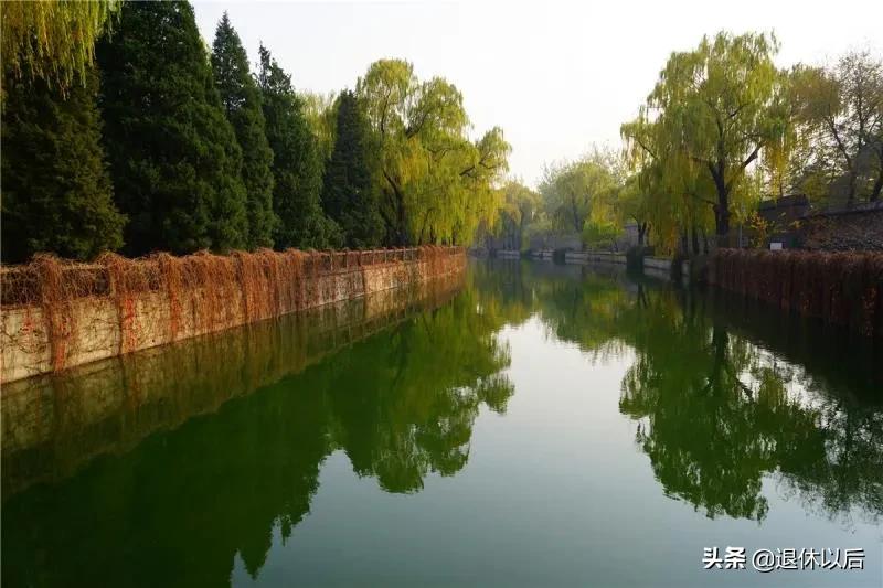 晚秋时节皇家园林的静美  晚秋的京城，到处都是秋的绚丽。昔日皇家园林颐和园的昆明