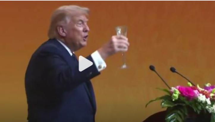 谈的很顺利！终身戒酒者特朗普举起酒杯，他儿媳穿上中国特色旗袍，中美合作掀开新篇章