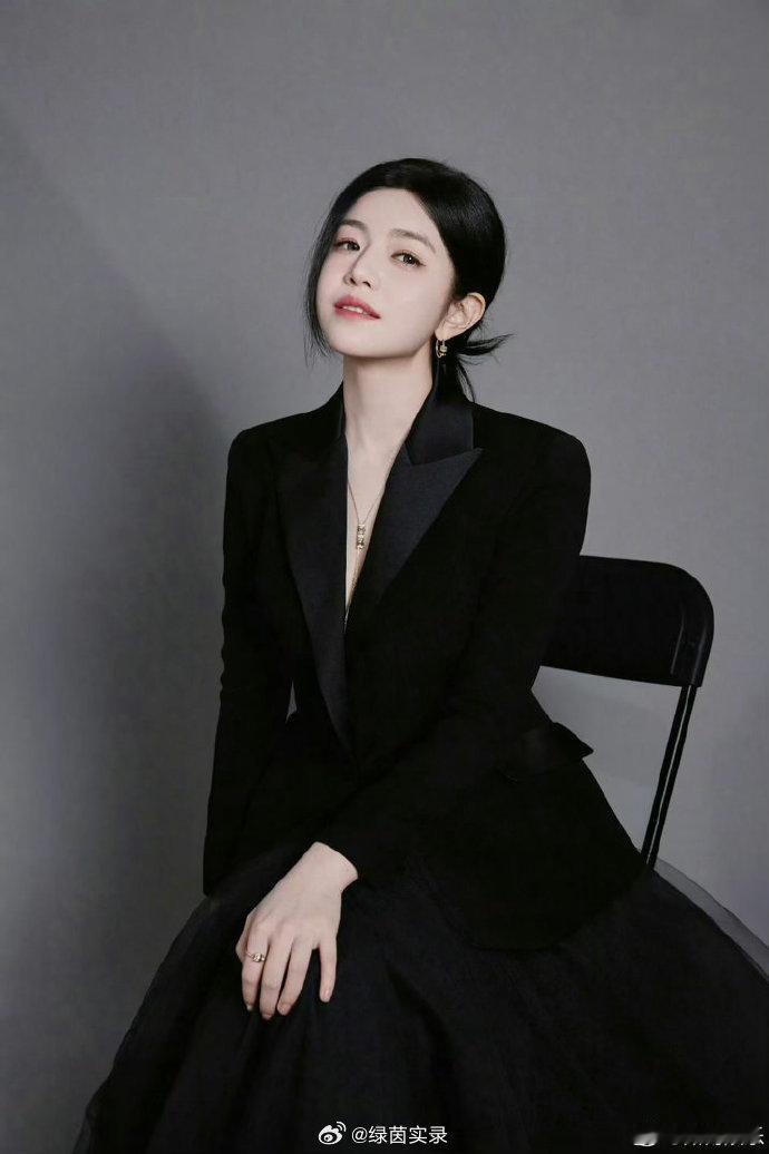 陈妍希我家那闺女官宣 期待解锁陈妍希的私下生活模样。历经沉淀依旧温柔有力量，不被