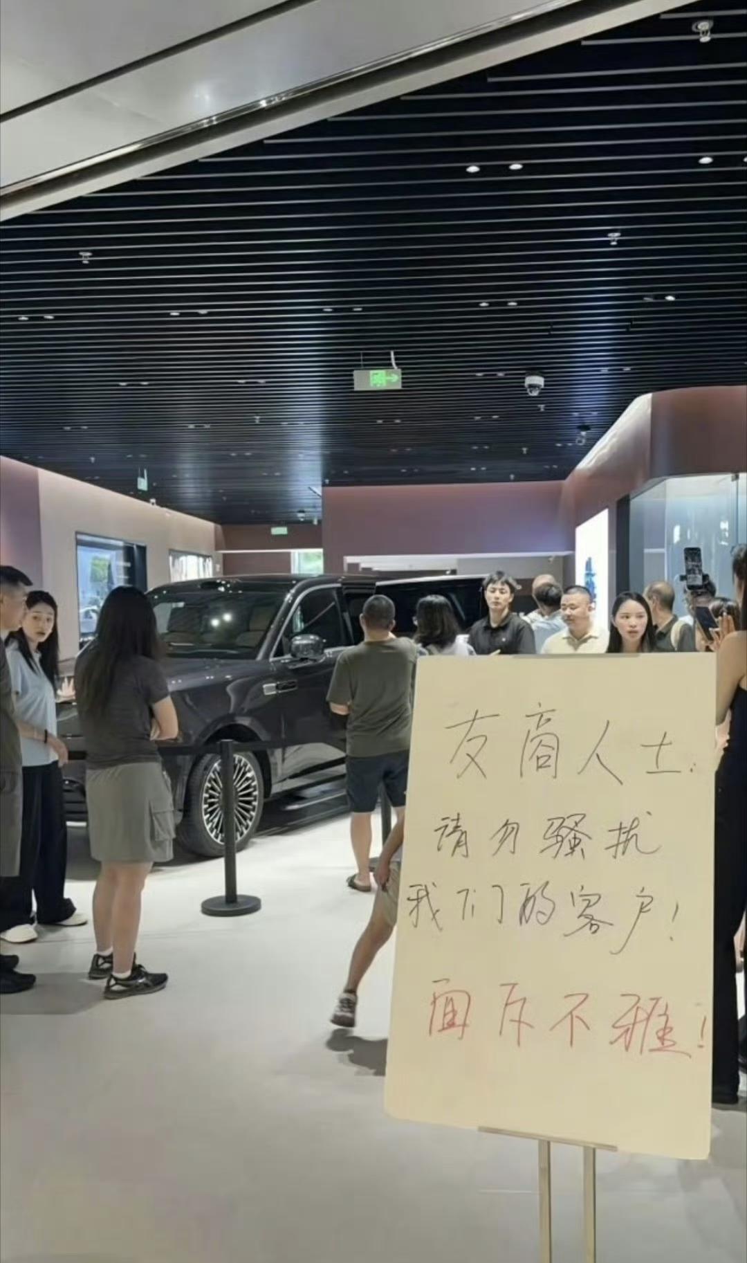 小米澎程发布后，有友商销售去小米汽车门店直接抢客户？这太嚣张了，为了赚钱啥也不顾