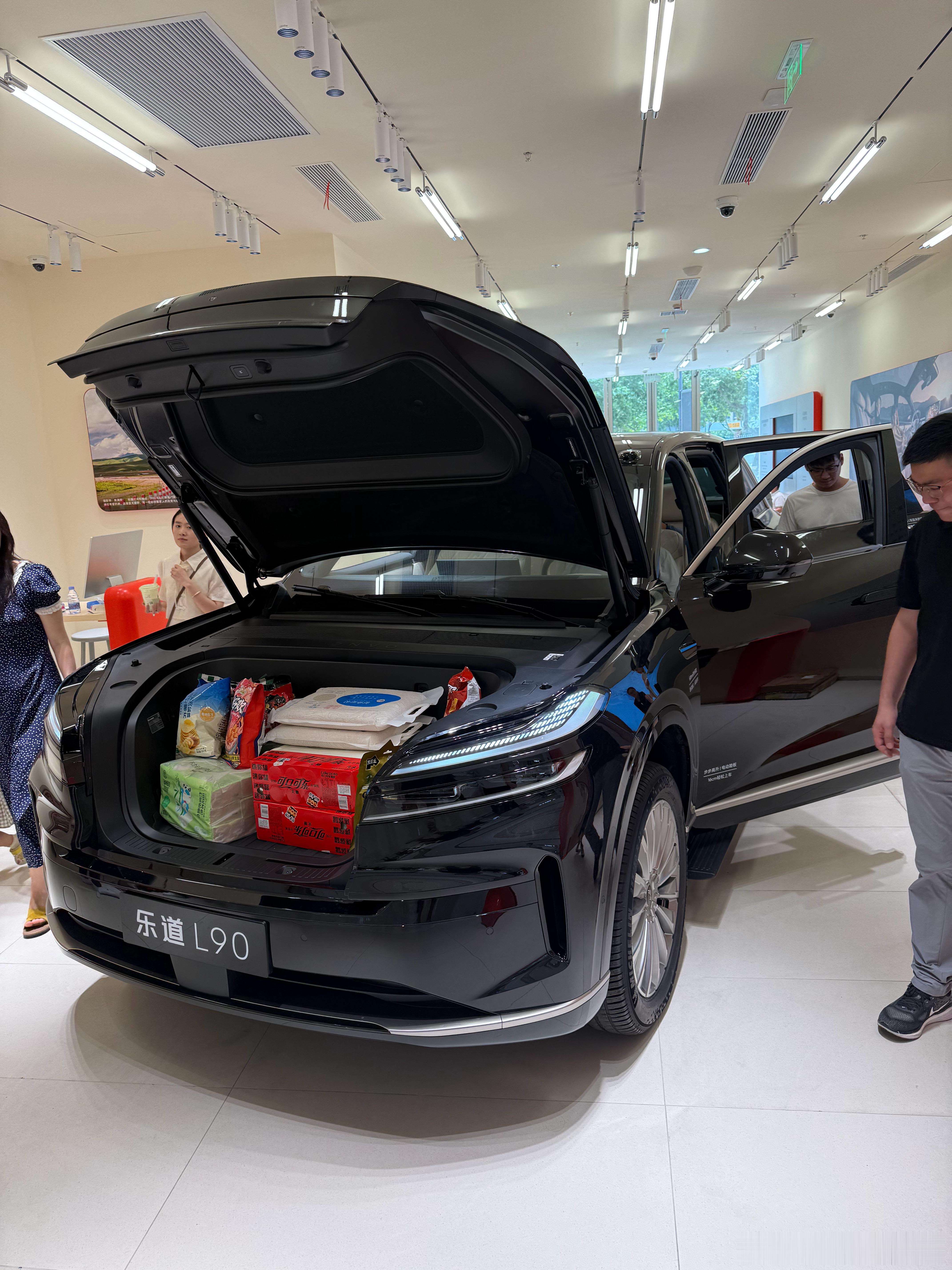 乐道l90 那天我去看i8顺路还看了乐道l90我硬是没挤上车，看车的人实在太多了