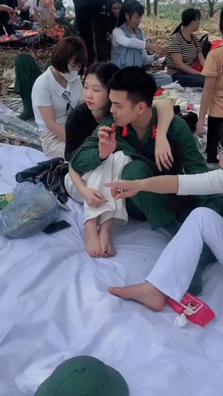 越南🇻🇳军营开放日活动。
有很多军人的家属都来军营看望自己当兵的儿子。
其中