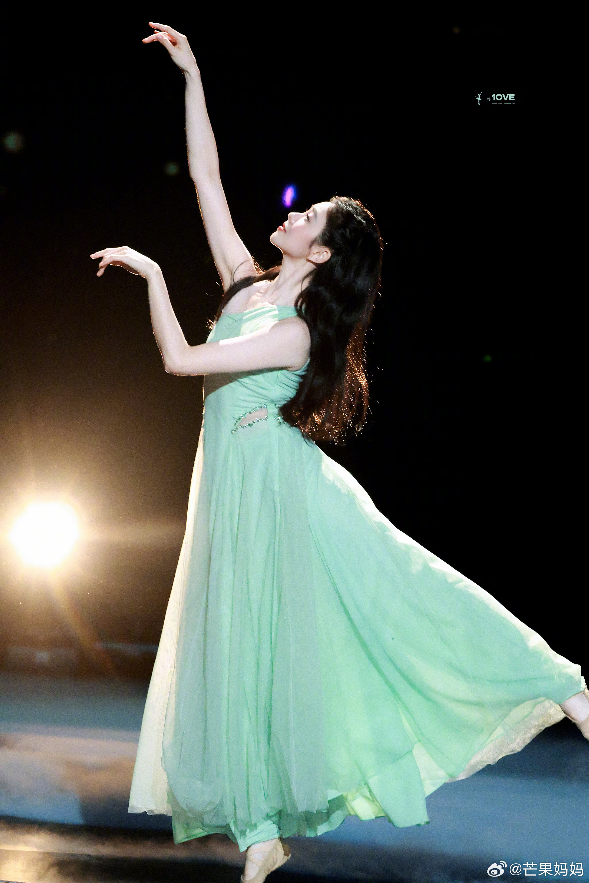 刘浩存独舞，这几个连续转圈甩裙摆那一下真的好震撼，是侠女也是神女