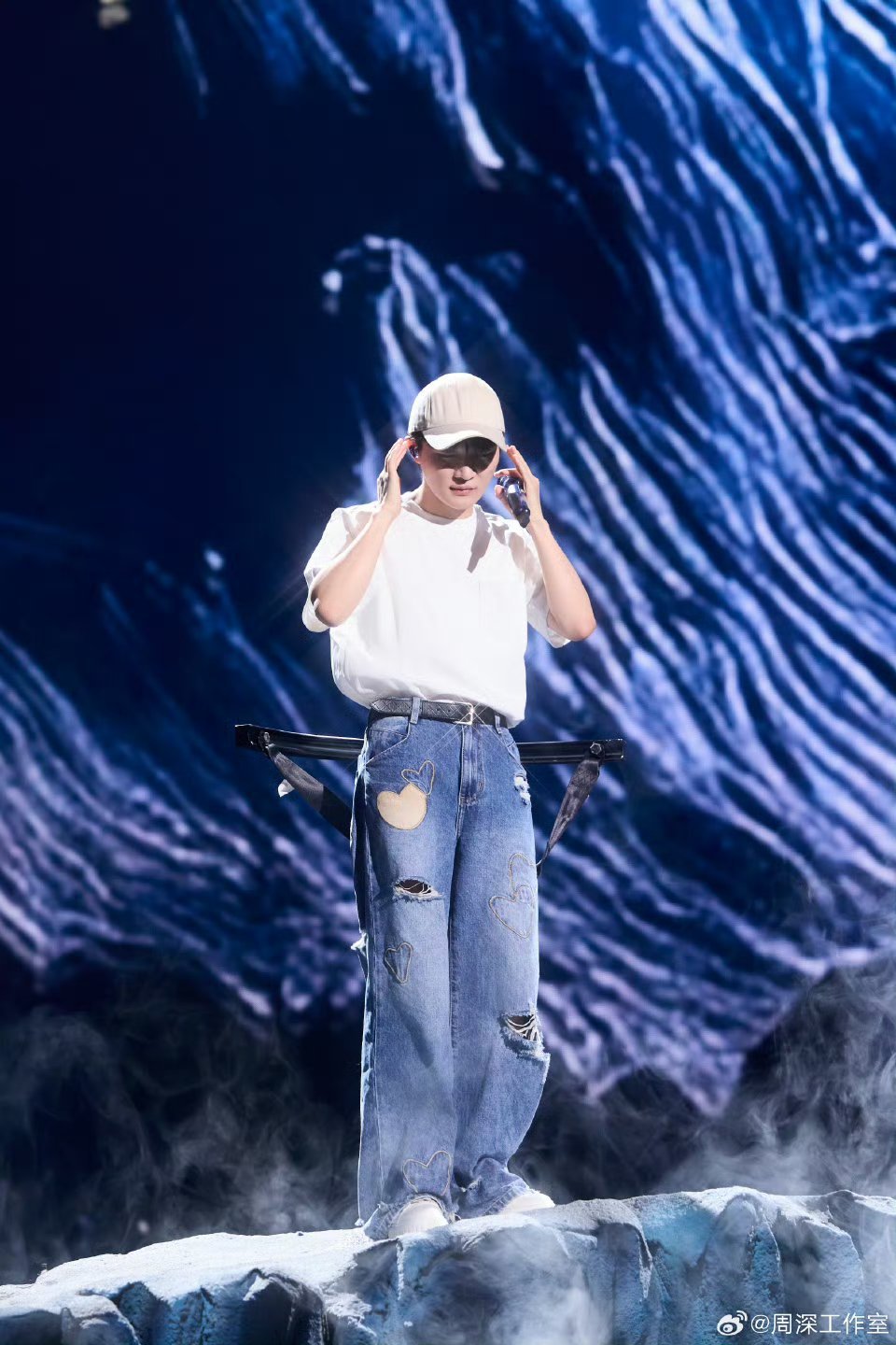 周深谢谢所有把作品交给我唱的老师们周深阅文ip盛典获得年度歌手的荣誉，发表获奖感