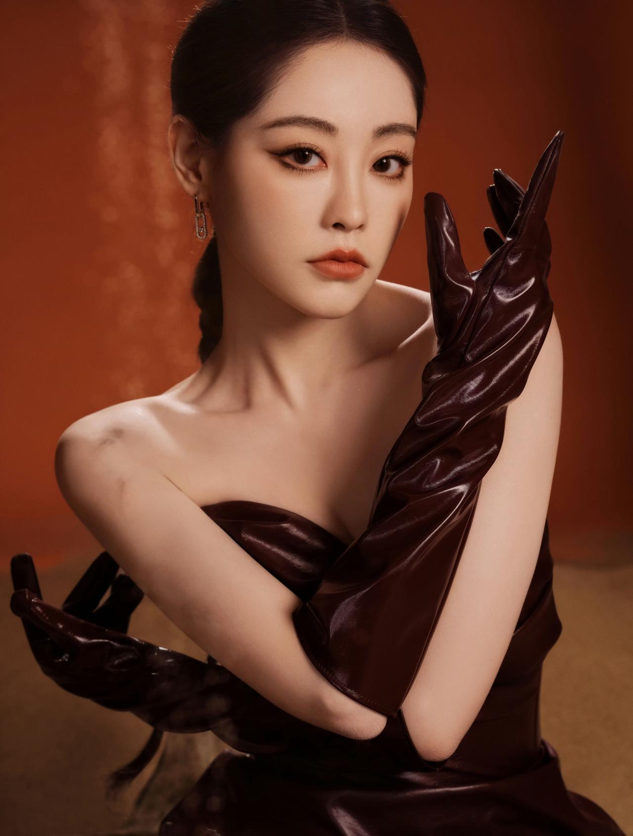 祝绪丹的这组沙漠大片太绝了！

深棕色皮质长裙完美勾勒身材曲线，长手套+麻花辫的