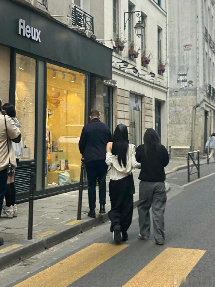网友巴黎街头偶遇jennie 有网友在巴黎街头偶遇 Jennie 啦～不过照片里