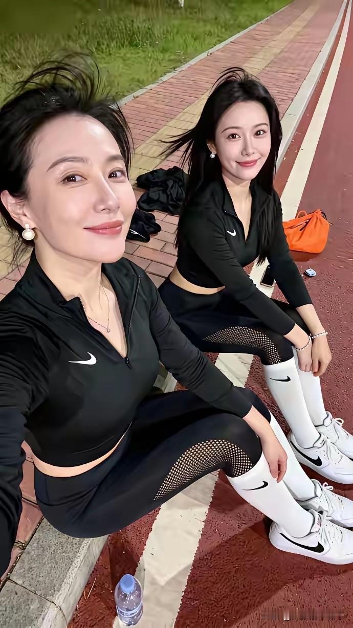 让跑步的这些中年大叔和年轻人如何自拔？

这对母女，天天这样跑步，老少爷们哪个受