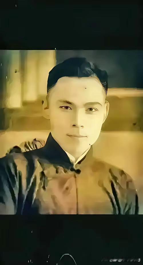 1939年上海擂台，魏庆春被武士刀捅穿胸膛。他没倒下，反而顶着刀锋往前踉跄两步。