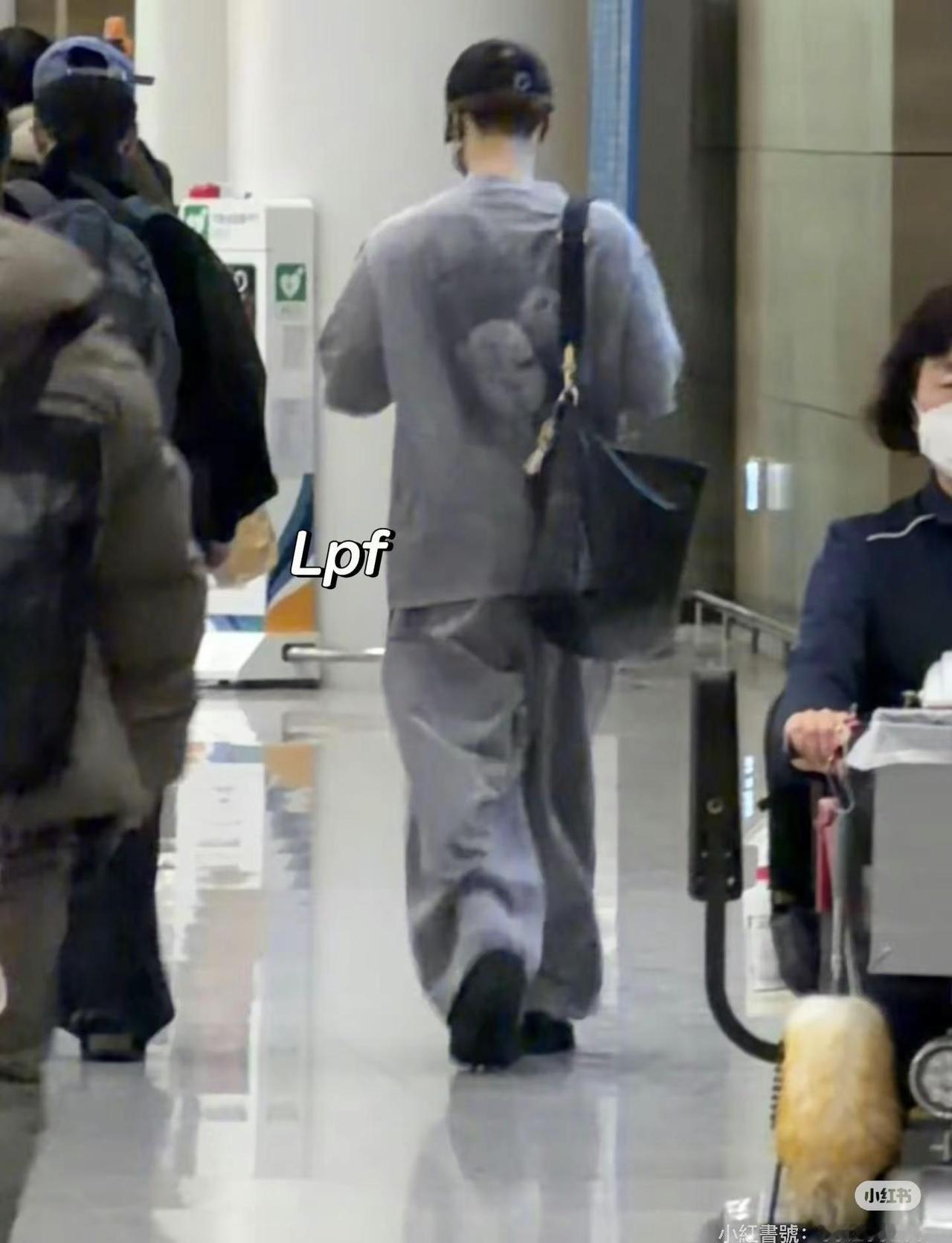 回国参加跨年啦🎉🎉 王嘉尔 jacksonwang 生图 路透机场穿搭   