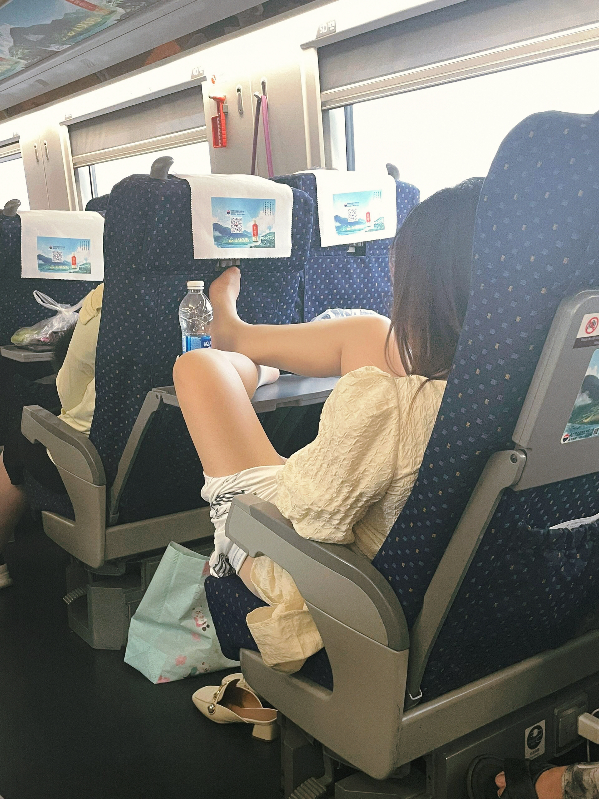 这是我从武汉回来看到这一幕，这女的大概三十来岁，穿着连衣裙，脱鞋就这样搭在小桌板